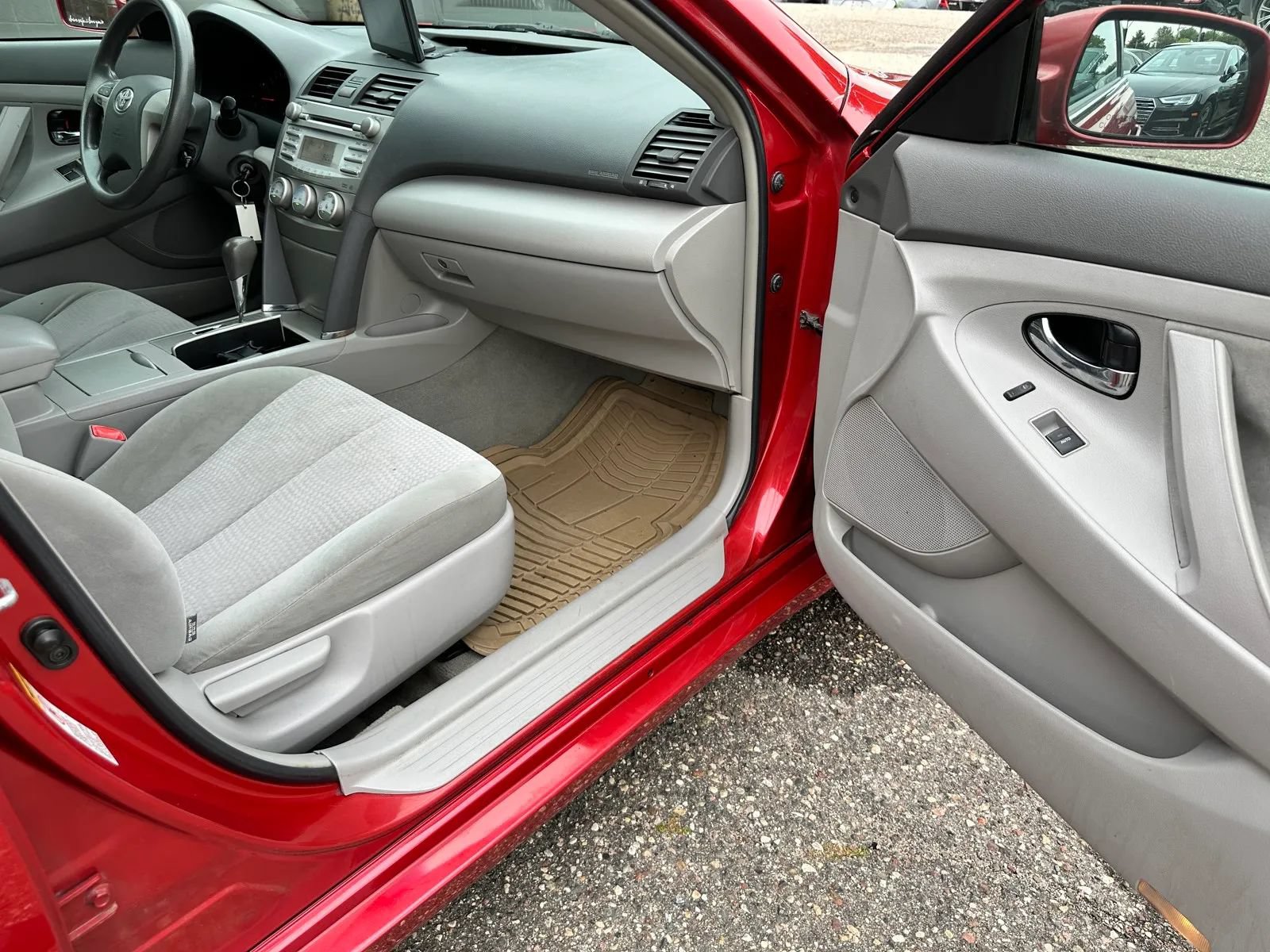 Used 2011 Toyota Camry LE FWD image 17