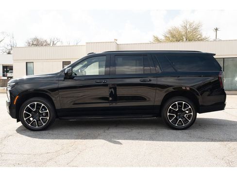 Used 2025 Chevrolet Suburban RST w/ Comfort Package image 4