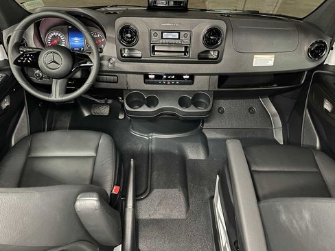 Used 2025 Mercedes-Benz Sprinter 2500 image 32