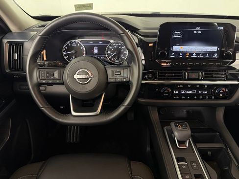 Used 2025 Nissan Pathfinder SL FWD image 13