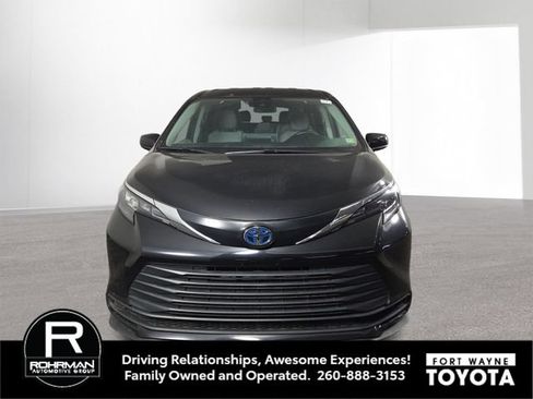 Used 2024 Toyota Sienna LE AWD/4WD image 3