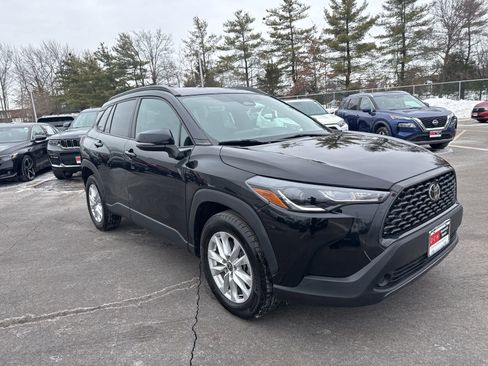 Used 2023 Toyota Corolla Cross LE image 3