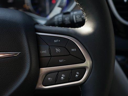 Used 2024 Chrysler Pacifica Touring-L image 27