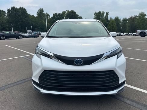 Used 2025 Toyota Sienna LE AWD/4WD image 2