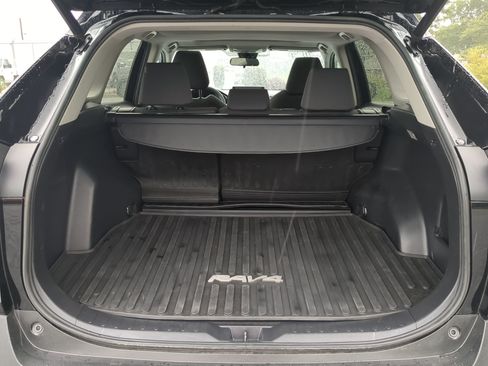 Used 2019 Toyota RAV4 XLE w/ Convenience Package FWD image 11