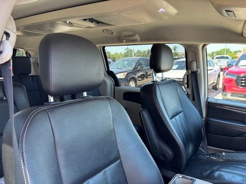 Used 2014 Chrysler Town & Country Touring FWD image 19
