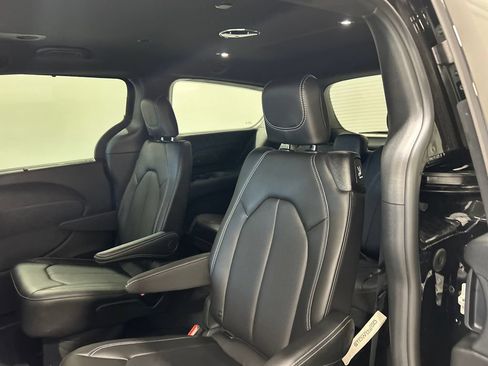 New 2027 Chrysler Pacifica Select FWD image 32