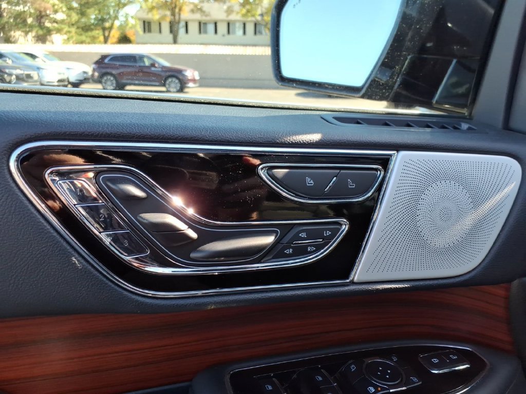 Used 2024 Lincoln Navigator Reserve AWD/4WD image 16
