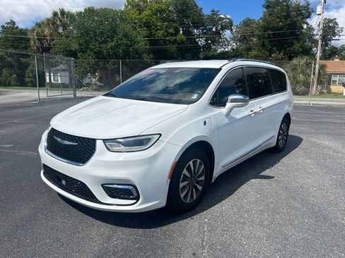 Used 2021 Chrysler Pacifica Limited w/ Uconnect Theater Family Group FWD image 1