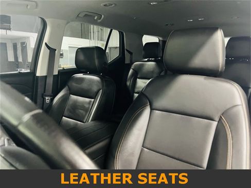 Used 2021 Chevrolet Traverse LT image 3