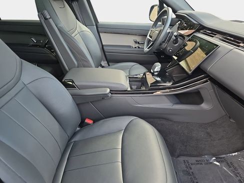 Used 2025 Land Rover Range Rover Sport SE image 12