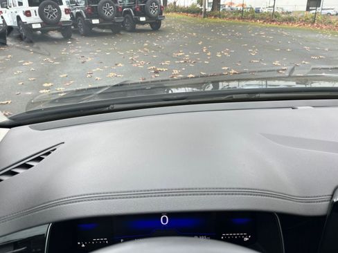 Used 2025 Volkswagen Jetta SE image 33