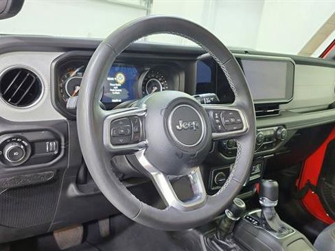 Used 2025 Jeep Wrangler Unlimited Sahara AWD/4WD image 24