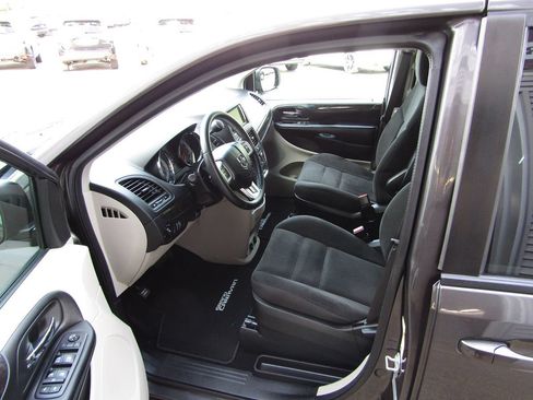 Used 2017 Dodge Grand Caravan SE w/ Power Window Group FWD image 4