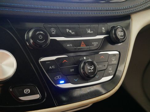 Used 2021 Chrysler Pacifica Touring-L FWD image 23