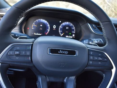 New 2025 Jeep Grand Cherokee Altitude AWD/4WD image 16