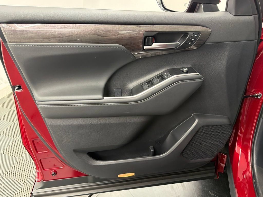 New 2026 Toyota Highlander Platinum AWD/4WD image 16