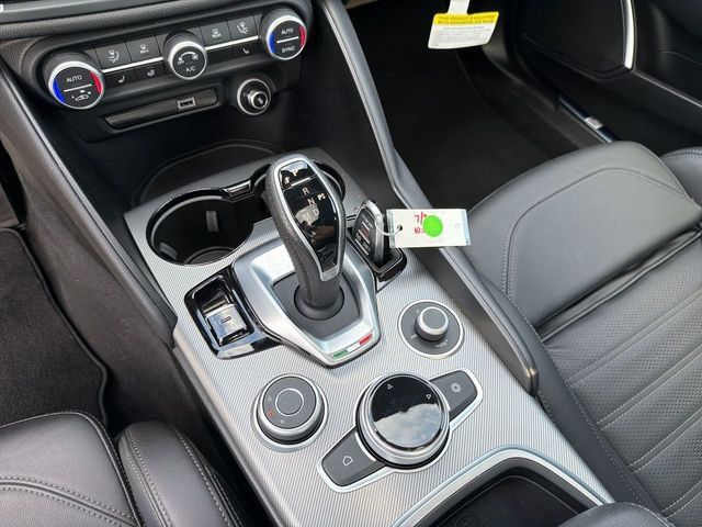 Used 2023 Alfa Romeo Giulia Veloce AWD/4WD image 22