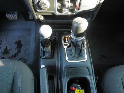 Used 2022 Jeep Gladiator Willys image 25