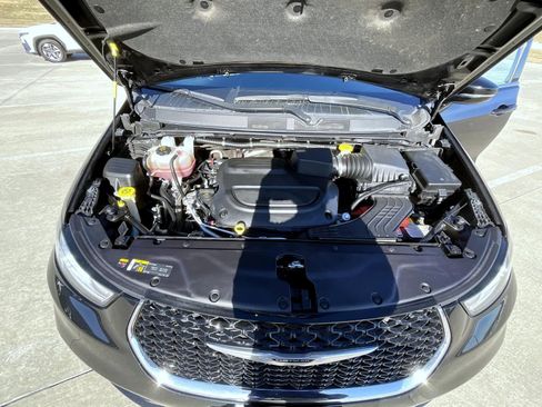 Used 2024 Chrysler Pacifica Touring-L image 26