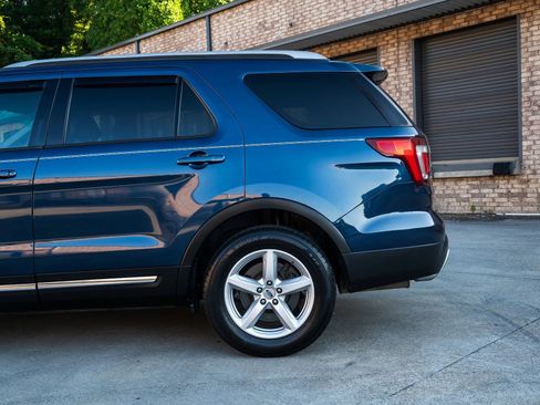 Used 2016 Ford Explorer XLT w/ Equipment Group 202A AWD/4WD image 5