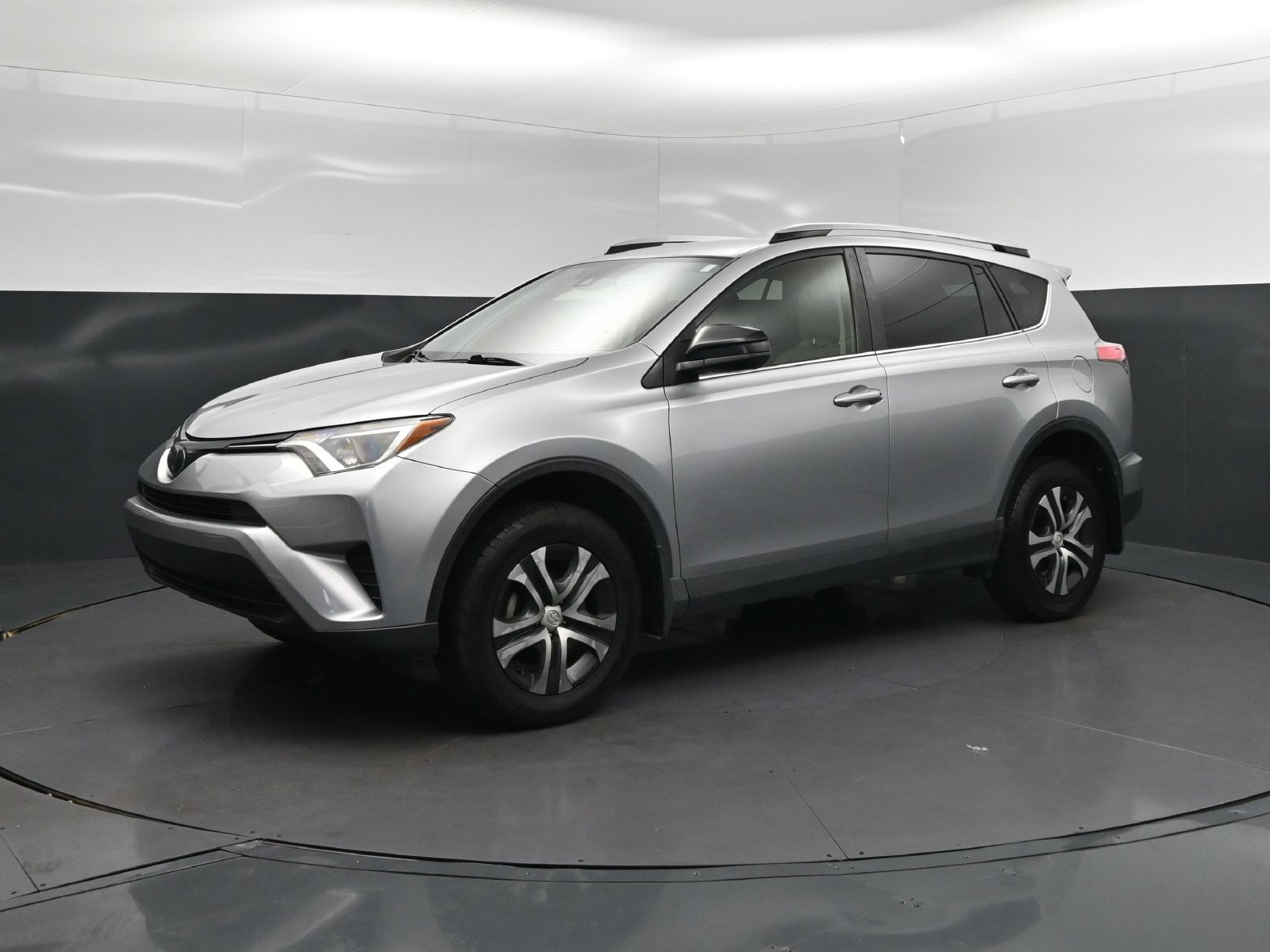 Used 2018 Toyota RAV4 LE FWD image 3