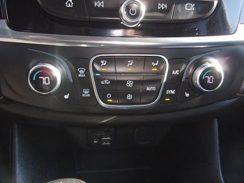 Used 2020 Chevrolet Traverse LT w/ LT Premium Package image 23