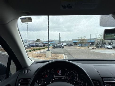 Used 2015 Volkswagen Touareg Sport image 13