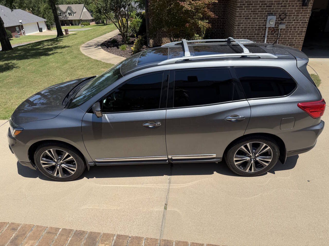 Used 2017 Nissan Pathfinder Platinum FWD image 4