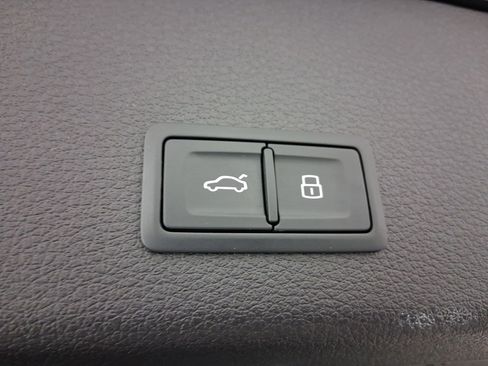 Used 2022 Audi e-tron Premium Plus w/ Premium Plus Package image 30