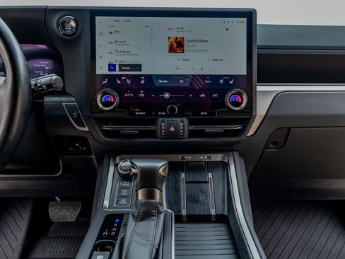 Used 2025 Lexus GX 550 image 24