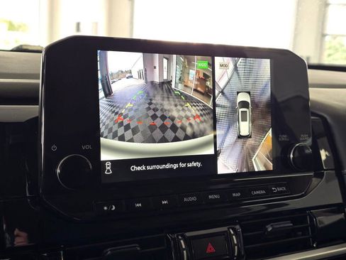 Used 2025 Nissan Pathfinder SL image 30