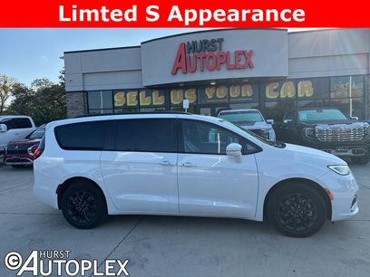 Used 2021 Chrysler Pacifica Limited w/ Uconnect Theater Family Group