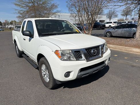 Used 2017 Nissan Frontier SV image 3