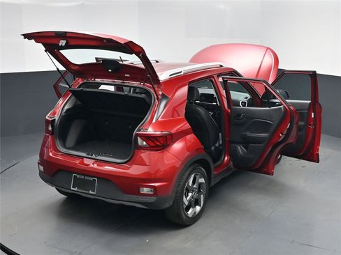 Used 2024 Hyundai Venue Limited image 27