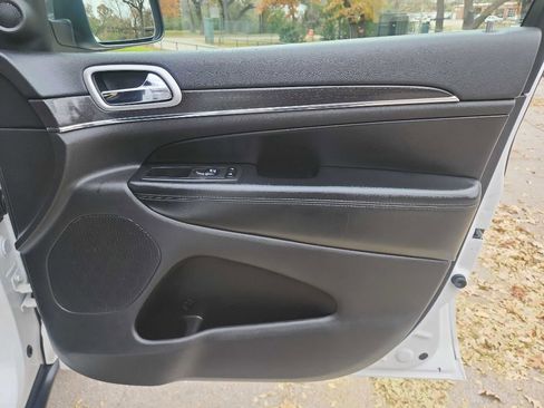 Used 2018 Jeep Grand Cherokee Limited image 33