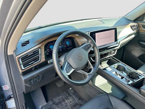 Used 2025 Volkswagen Atlas SE image 9