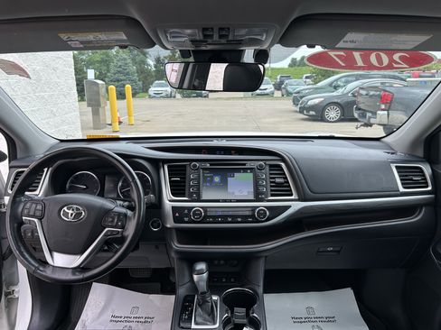 Used 2017 Toyota Highlander Limited Platinum AWD/4WD image 18