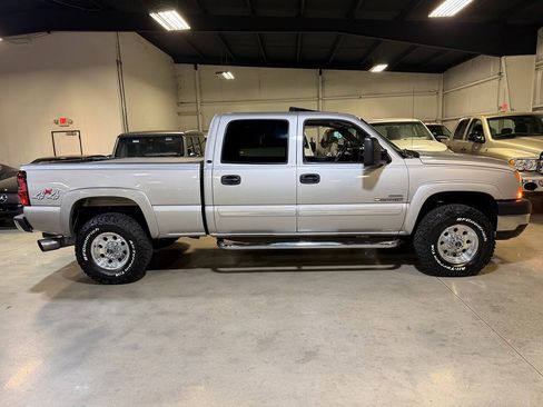 Used 2006 Chevrolet Silverado 2500 LT w/ Heavy-Duty Power Package AWD/4WD image 7