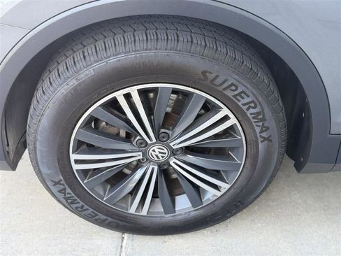 Used 2018 Volkswagen Tiguan SEL AWD/4WD image 34