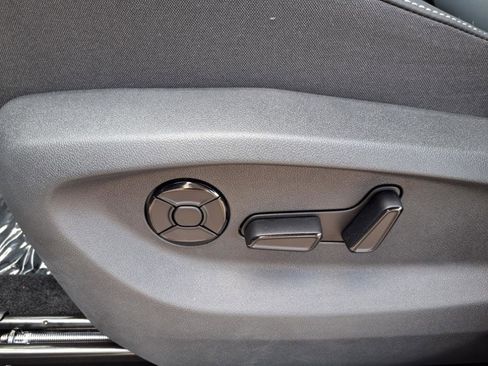 New 2025 Volkswagen Tiguan SE image 14