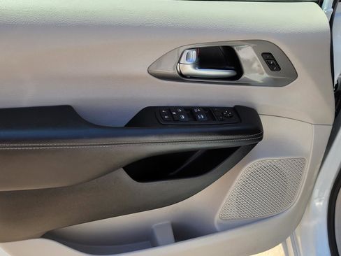 Used 2023 Chrysler Pacifica Touring-L FWD image 17