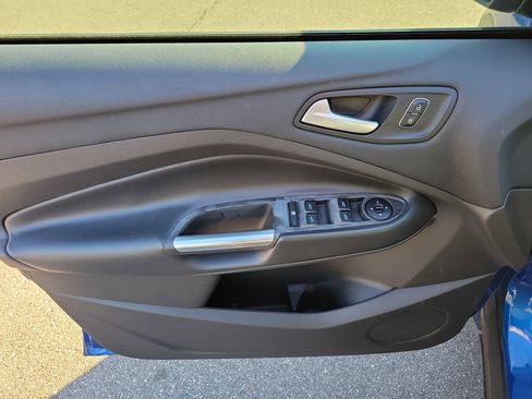 Used 2018 Ford Escape SE w/ SE Sport Appearance Package image 19