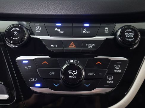 Used 2024 Chrysler Pacifica Touring-L FWD image 51