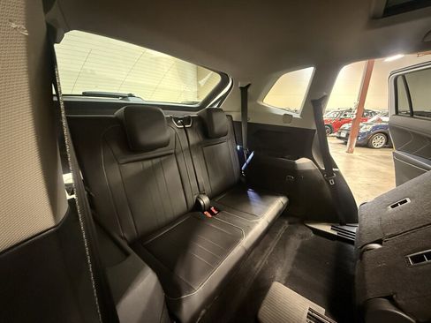 Used 2022 Volkswagen Tiguan SE w/ Panoramic Sunroof Package FWD image 18