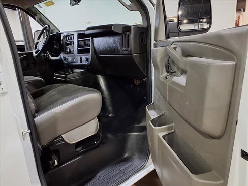 Used 2023 GMC Savana 2500 w/ Driver Convenience Package image 19