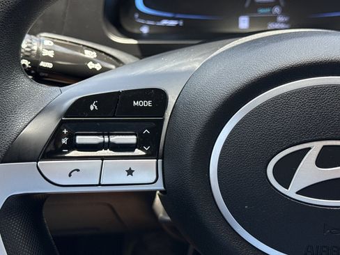 Certified 2025 Hyundai Elantra SE FWD image 20