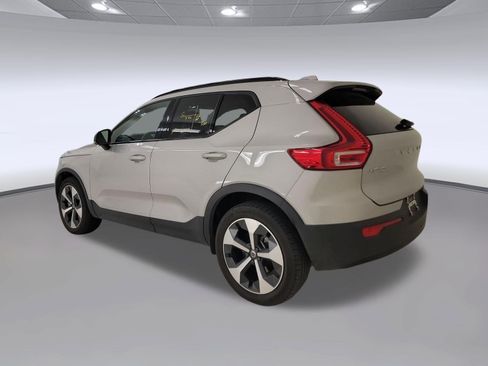 Used 2024 Volvo XC40 B5 Core AWD/4WD image 3