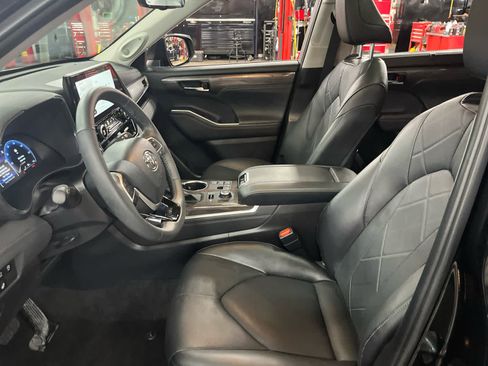 Used 2024 Toyota Highlander Platinum image 12