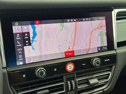 Used 2025 Porsche Macan image 23